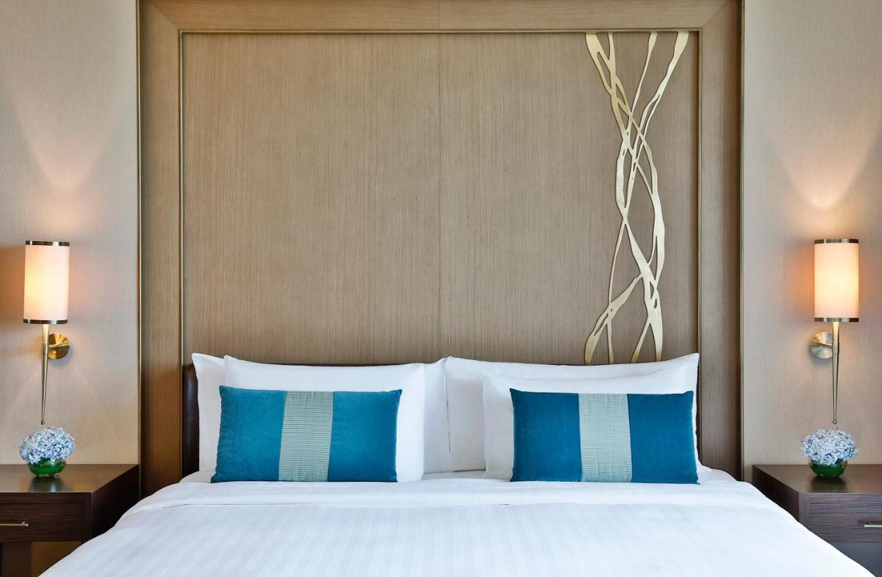 Anantara Eastern Mangroves Abu Dhabi Hotel Exterior photo A bed with a headboard